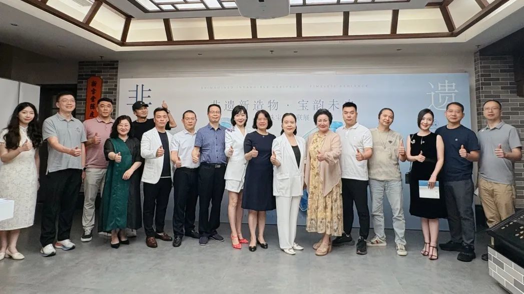 “非遗新造物・宝韵未央 南方珠宝艺术联展” 受邀嘉宾合照