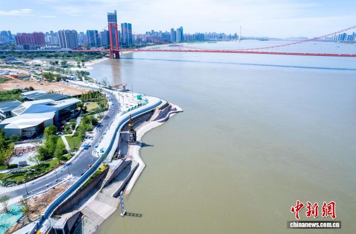 航拍武汉江滩新碧道“武昌湾”