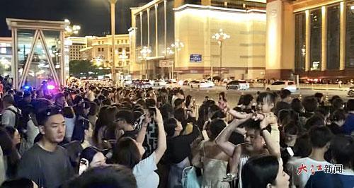 江西省美术馆前的打卡拍照点人山人海。