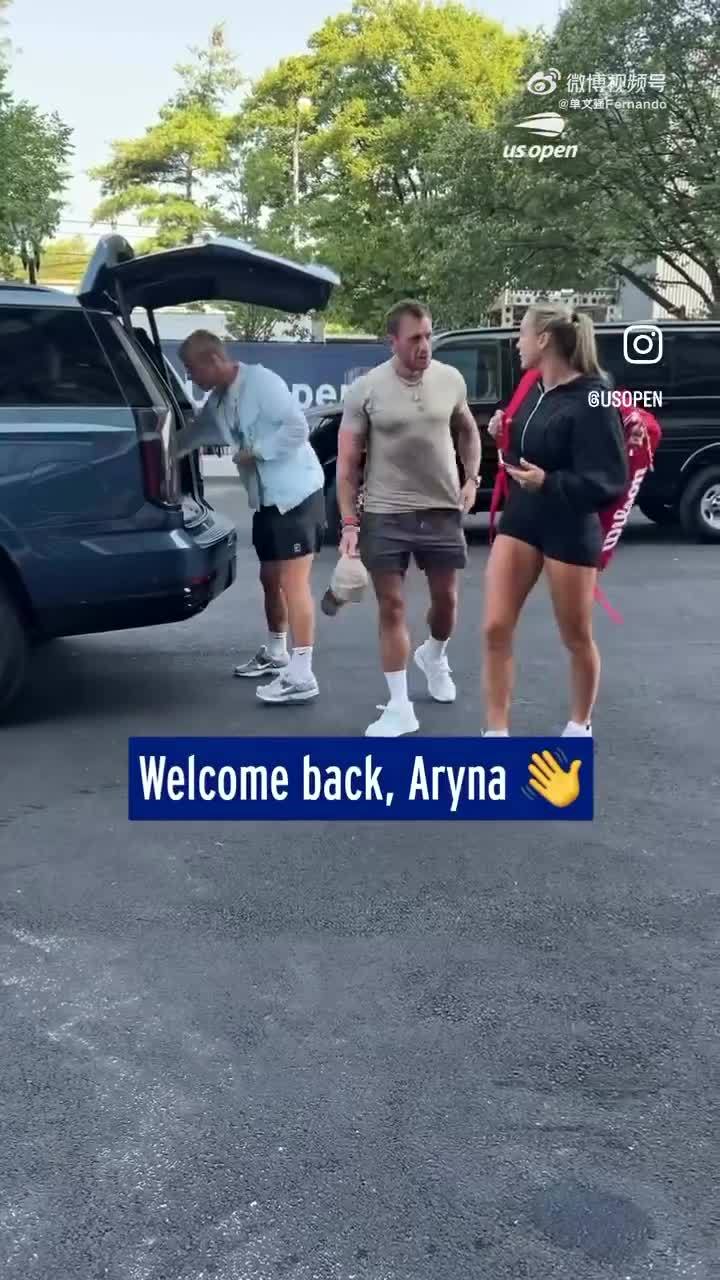 萨巴伦卡社媒晒与男友肌肉照，后者为食品品牌创始人