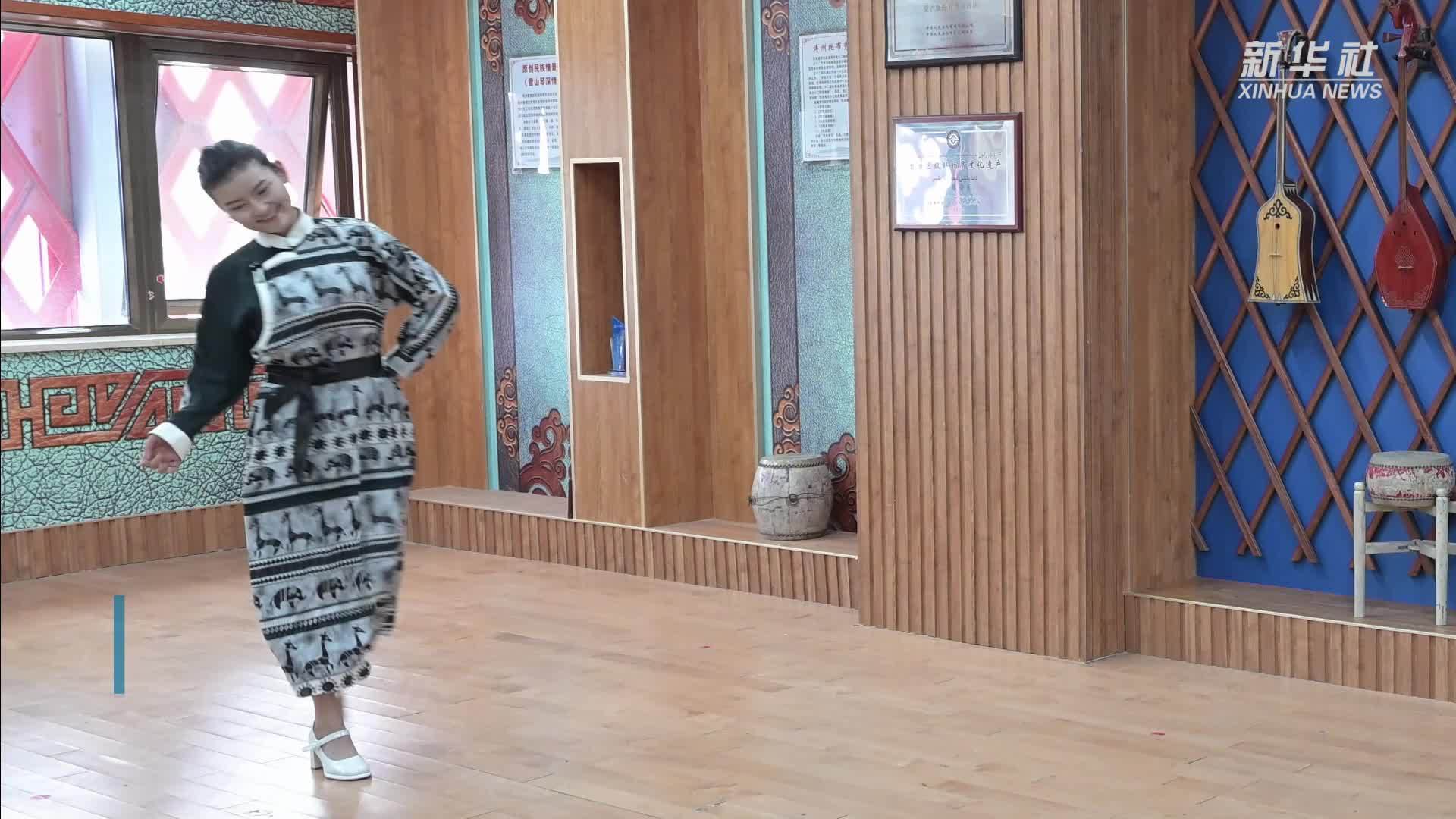 新疆博州演员表演黄梅戏 鄂博文化交流持续深化