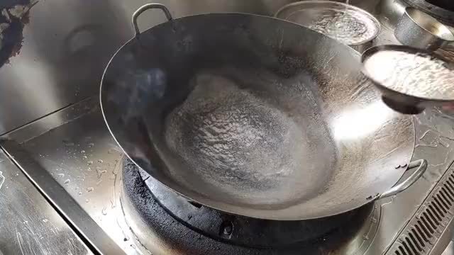 几十年前的一道老川菜，把面粉放锅里炒，现在的厨师很多没见过