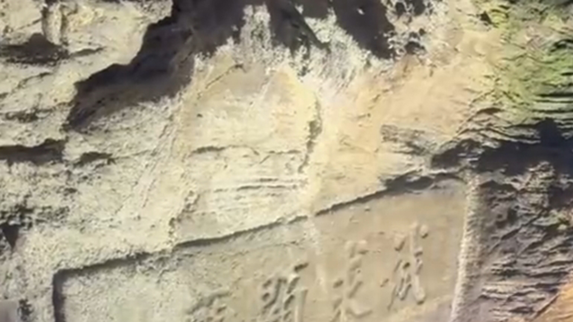 湖南一溶洞地下河有黑臭淤泥和垃圾，环保部门：不会影响供水，正清理