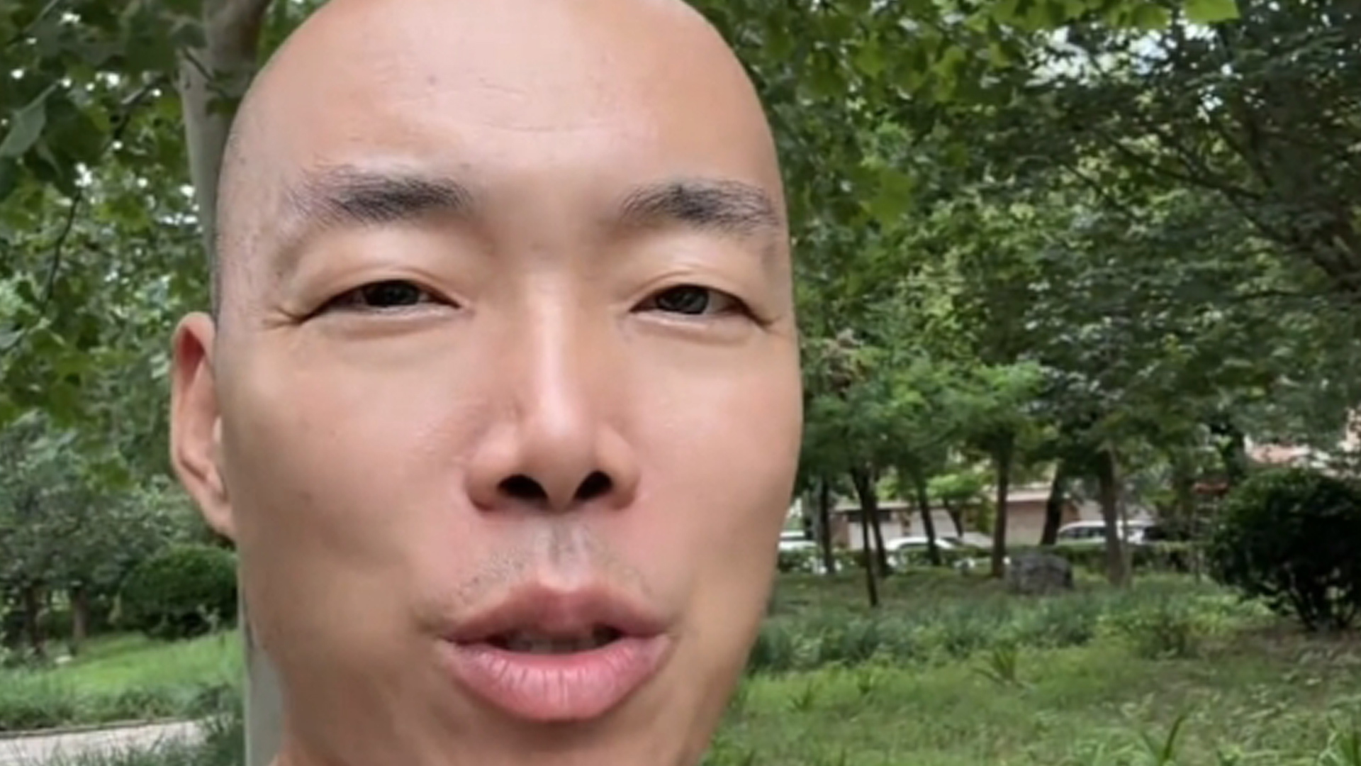 《今日说法》配音员谢猛被评长相与声音不符，网友笑称：你不像说法的，像犯法的