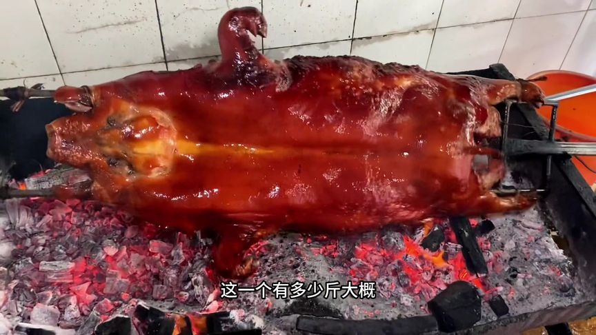 一只烤乳猪750，零售卖80一斤，一天能烤7头，脆皮颜色真漂亮 