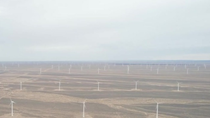 航拍戈壁滩上的世界风库　无人机为白色森林做体检