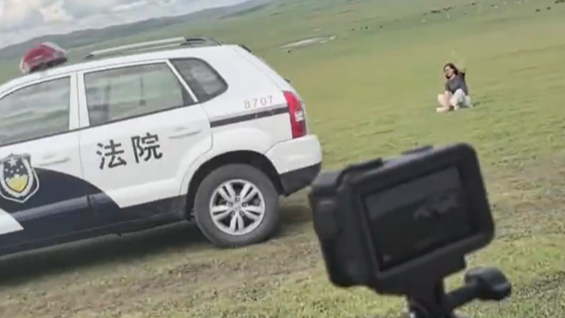 黑河市法院警车出现在千里之外的呼伦贝尔草原旅拍？当地纪委等介入调查