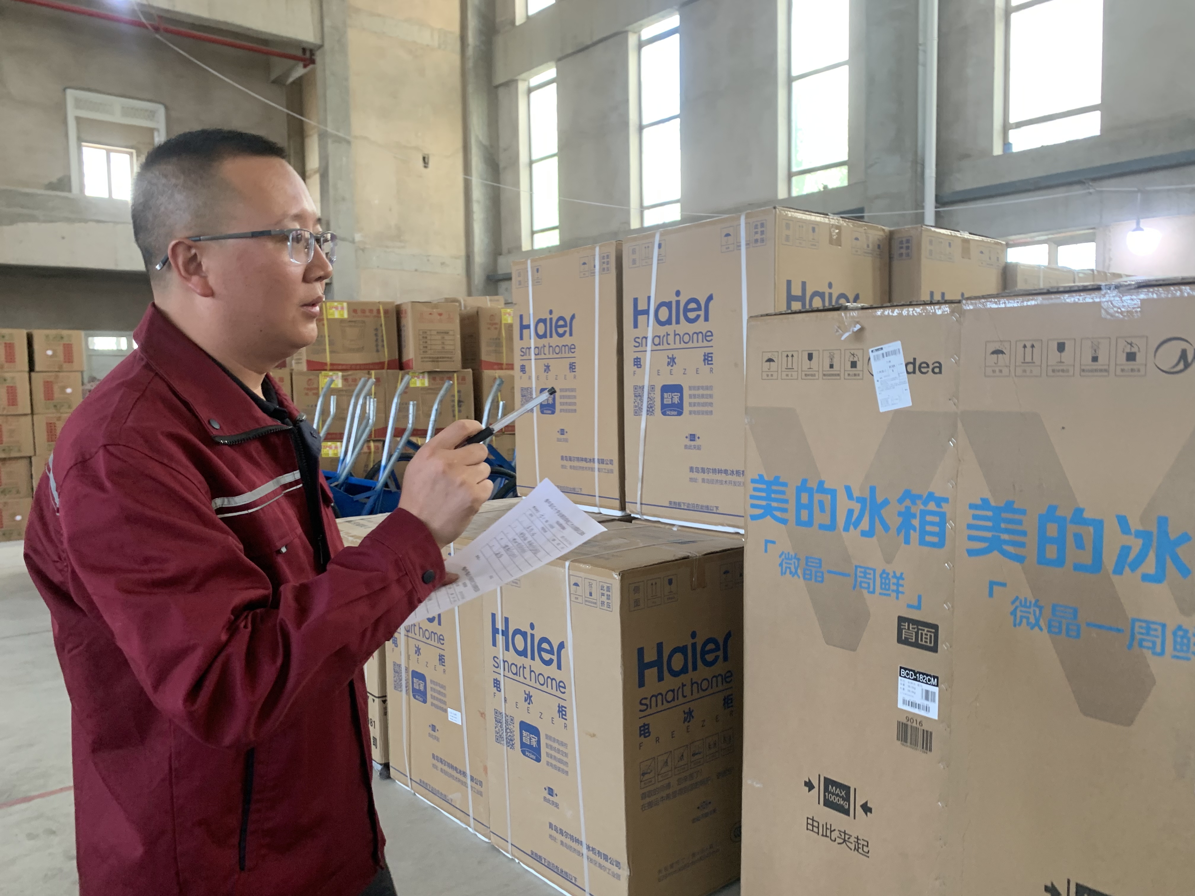 华邦建投集团榆中区域负责人清点物资