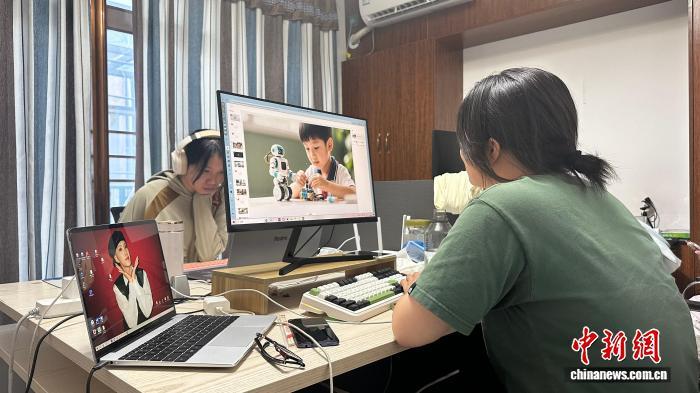 图为上饶市某数据企业员工正在使用AI生成视频。受访者供图