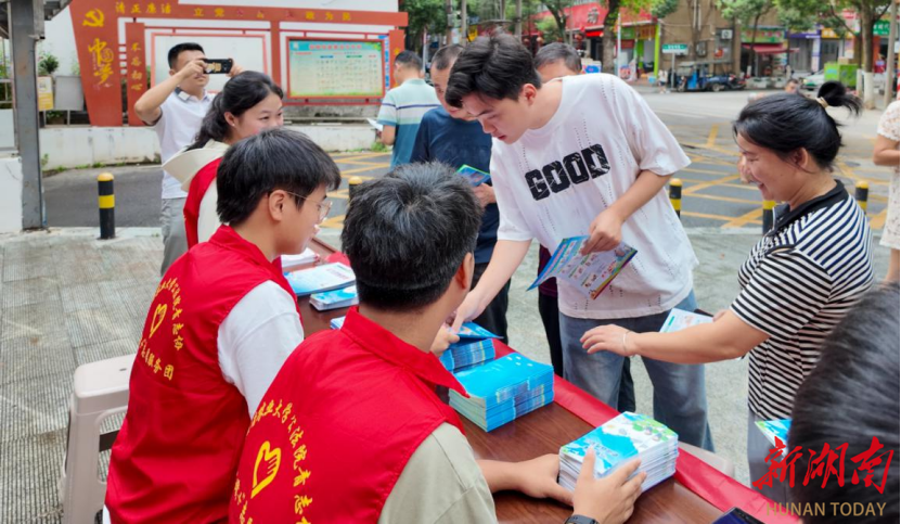 (服务队队员用方言耐心向汉昌街道居民科普自然资源保护知识曾思敏摄)