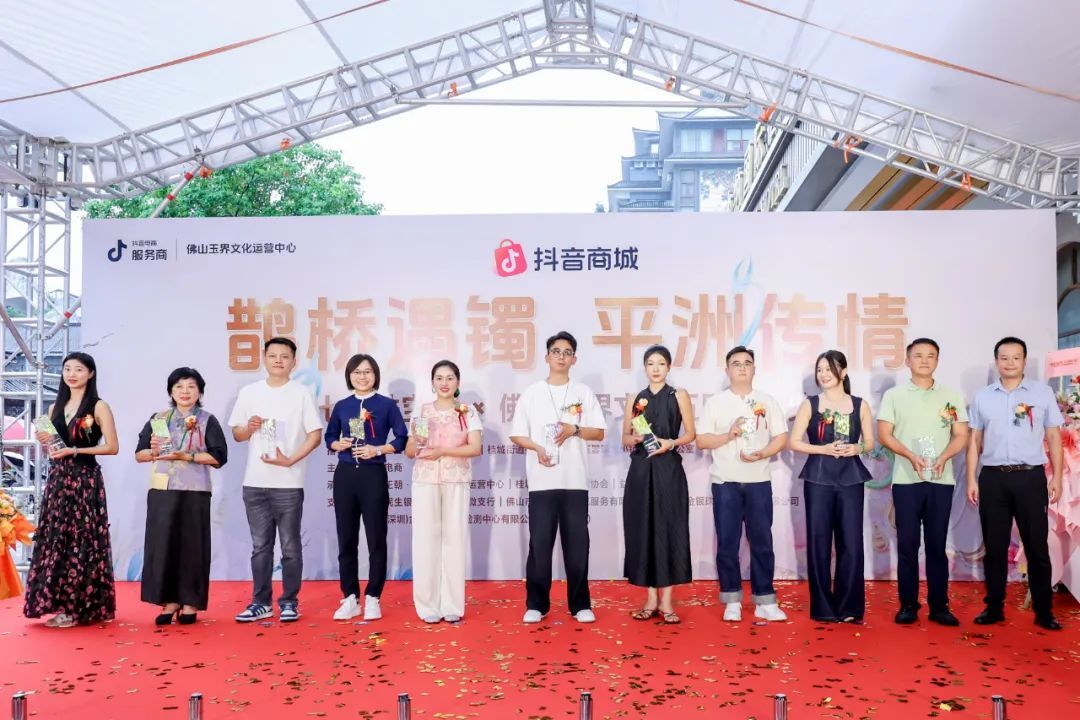 “手镯推荐官” :佬张家【翡翠品控】、一只小强、希爷定制珠宝、大美手镯、百福翡翠定制、翠小胖翡翠手镯馆、翡翠珠宝敏仪姐、慧总珠宝甄选、婷婷寻玉、要哥说,10位达人上榜。