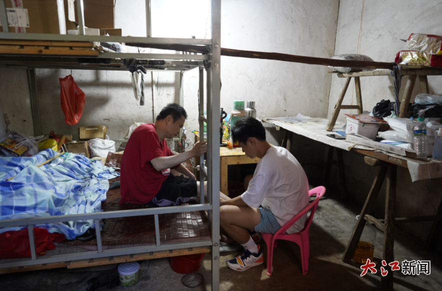 劉宏基為父親按摩雙腿