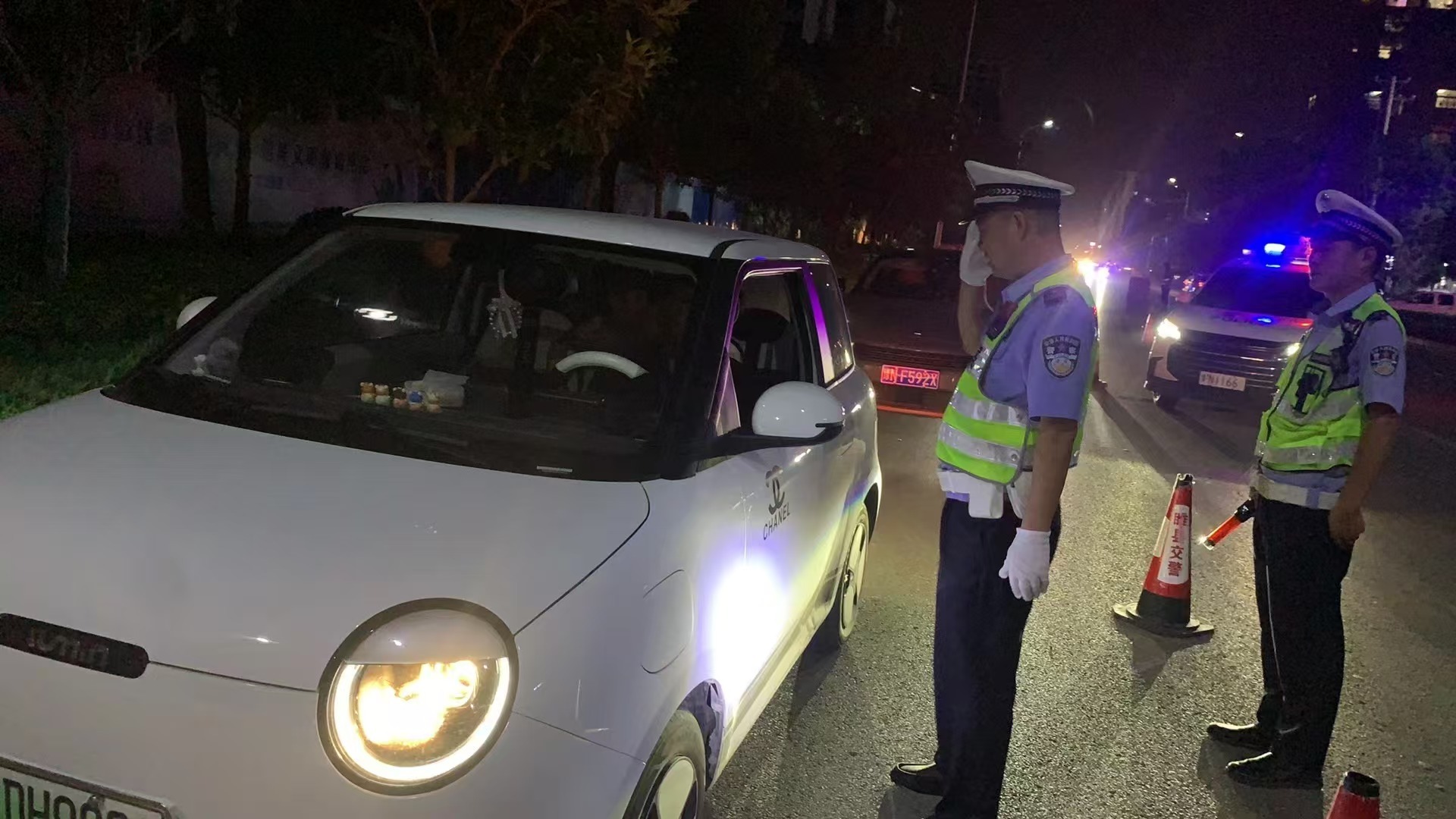 商丘交警不畏“秋老虎” 揮汗堅(jiān)守保暢通 讓交通不“中暑”