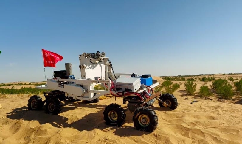 新型机器人甘肃民勤亮绝活　破解治沙行走难题
