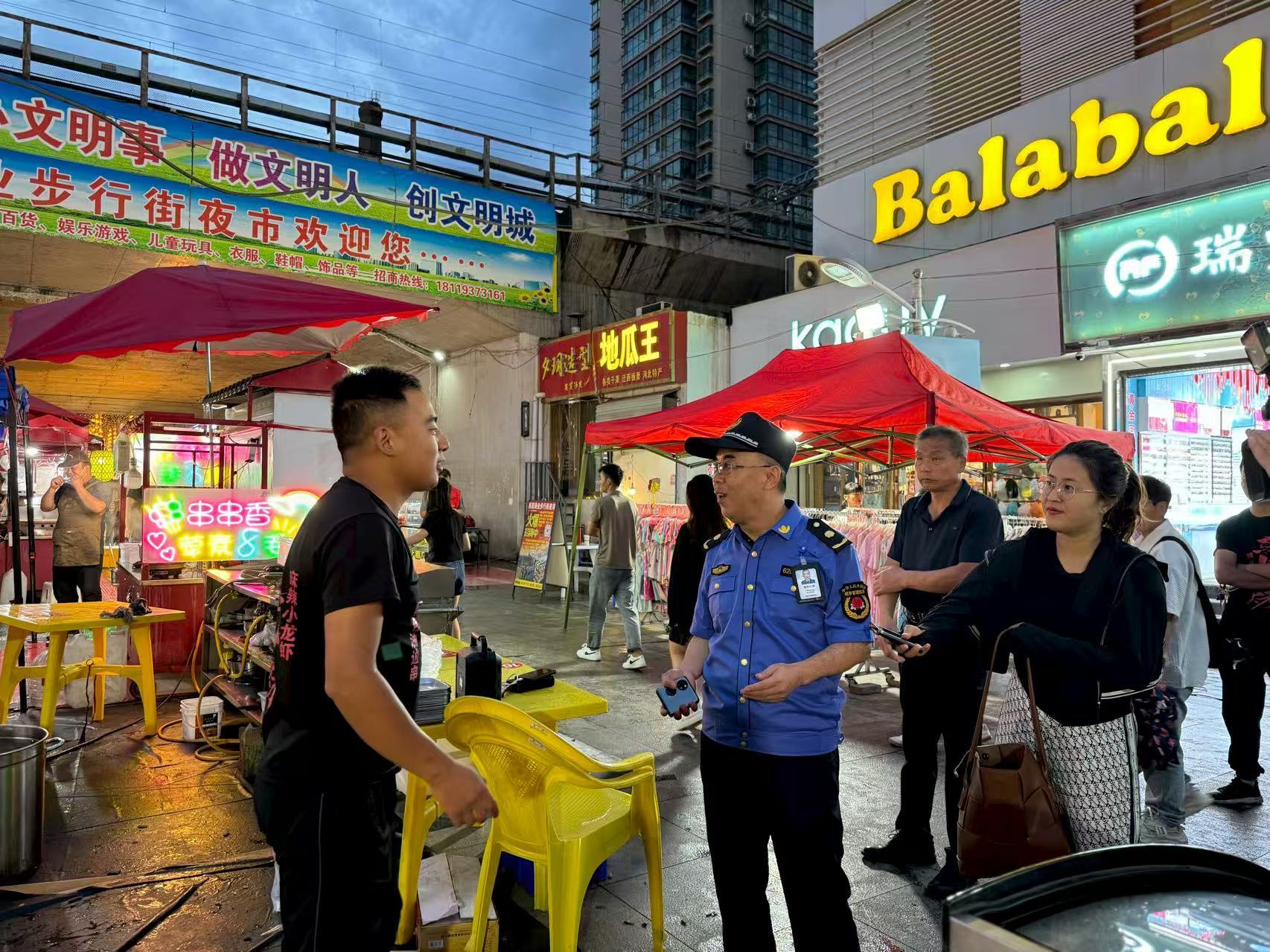 城管执法人员向商户明确外摆经营要求