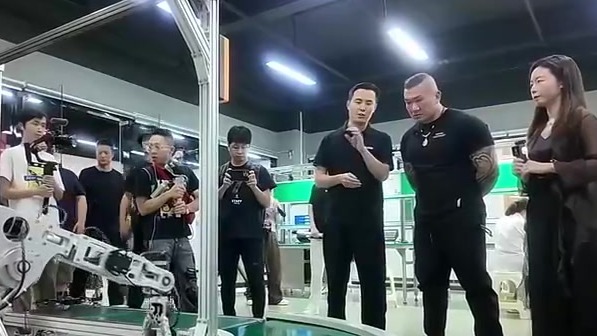 台湾网红“馆长”参观深圳新能源车企