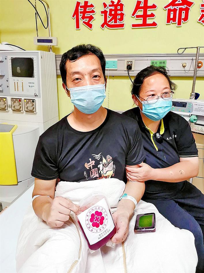 辞职捐髓救人冯国栋（左）和妻子陈丽