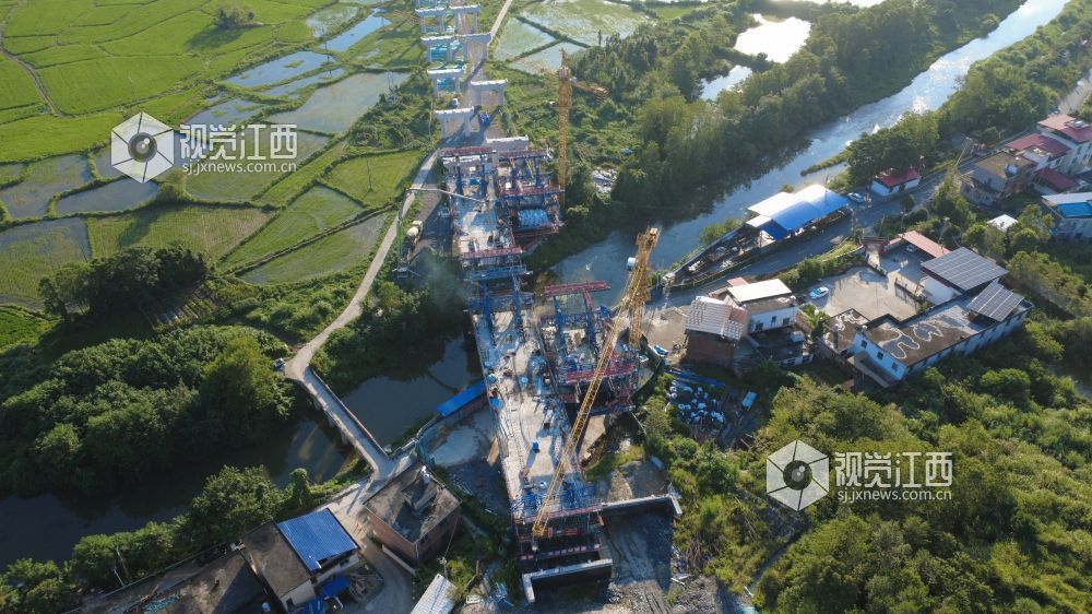 萍鄉(xiāng)繞城高速南坑河大橋建設(shè)中。
