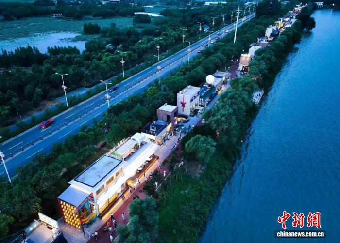 图为江西南昌高新区艾溪嘻街。南昌高新区融媒体中心供图