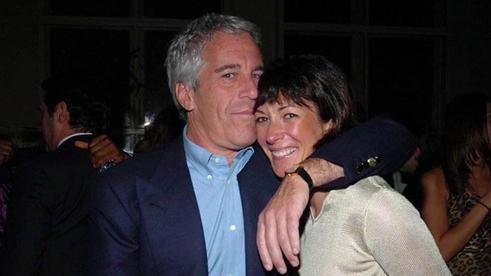 爱泼斯坦不是自杀？美司法部公布前女友采访录音，帮总统们洗白