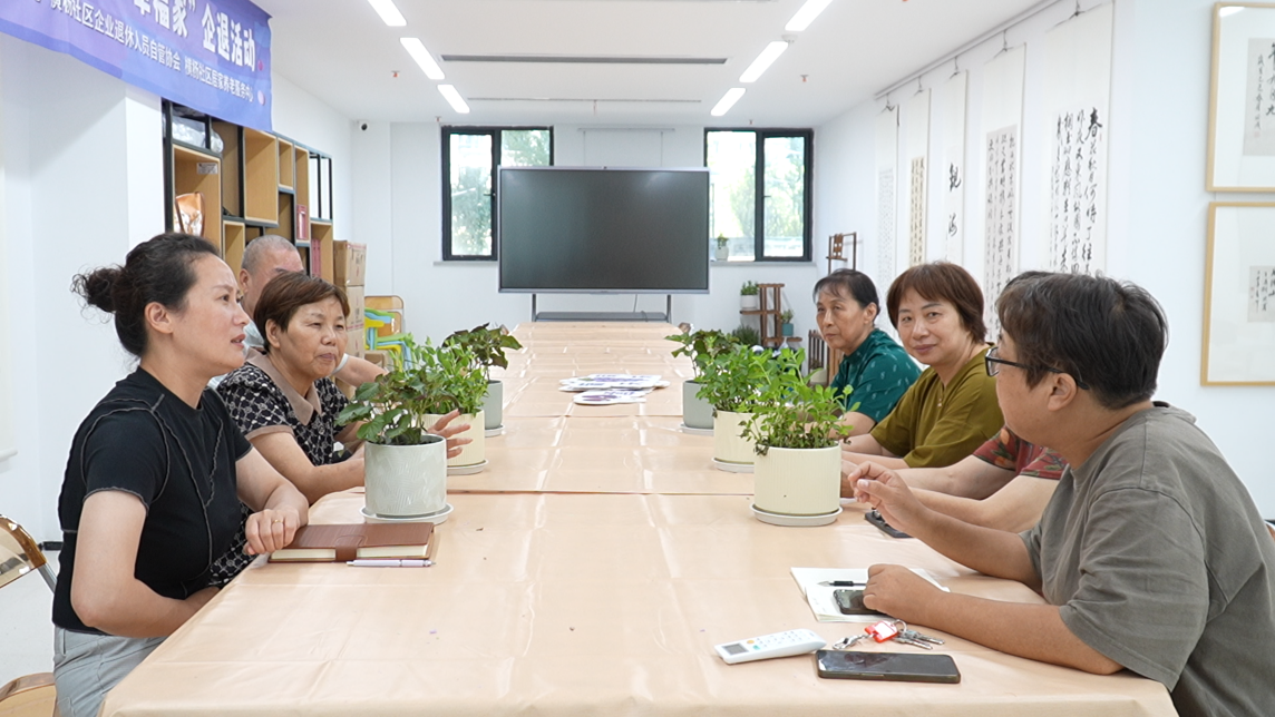 图为横杨社区居民共同话事