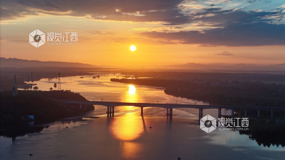 8月17日清晨，江西省吉安市泰和县城的赣江河畔，一轮红日冉冉升起，朝霞漫天，万丈光芒下的蓝天白云、大地、河流交相辉映，绚烂壮美。