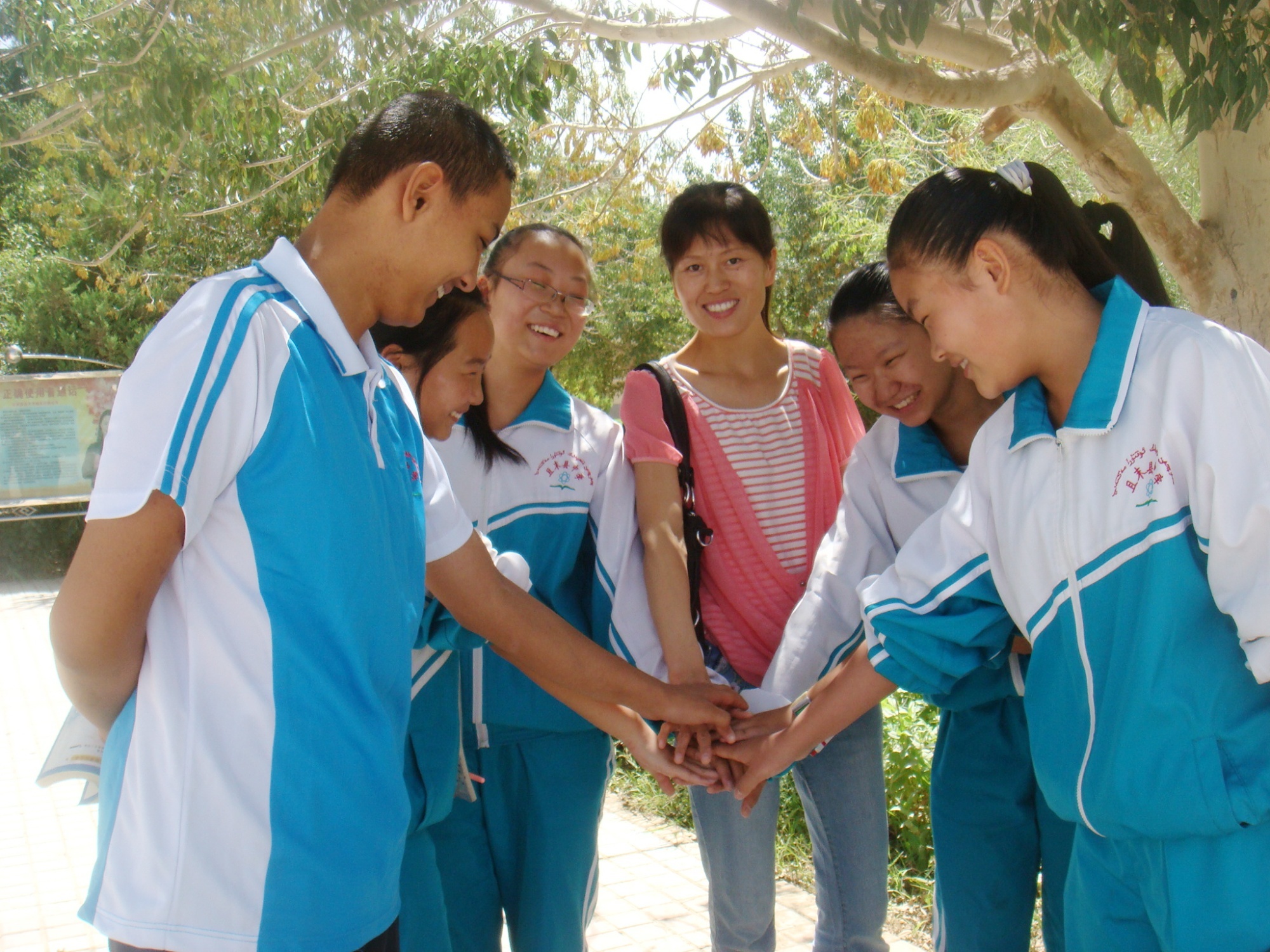 李桂枝与学生们在一起（央广网发 保定学院供图）