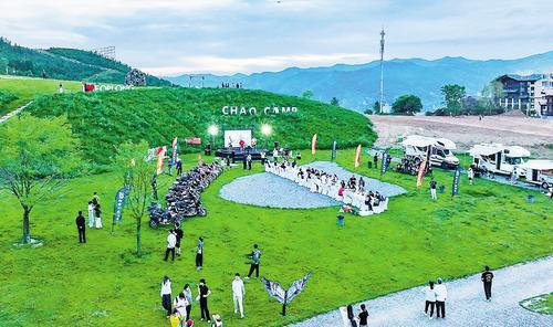 近日，游客在张家口市崇礼区富龙滑雪场享受户外野营的乐趣。