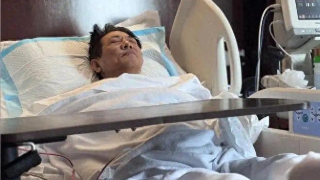 李连杰近况曝光，面色沧桑坐轮椅，向太透露手术原因：肿瘤加甲亢封面图