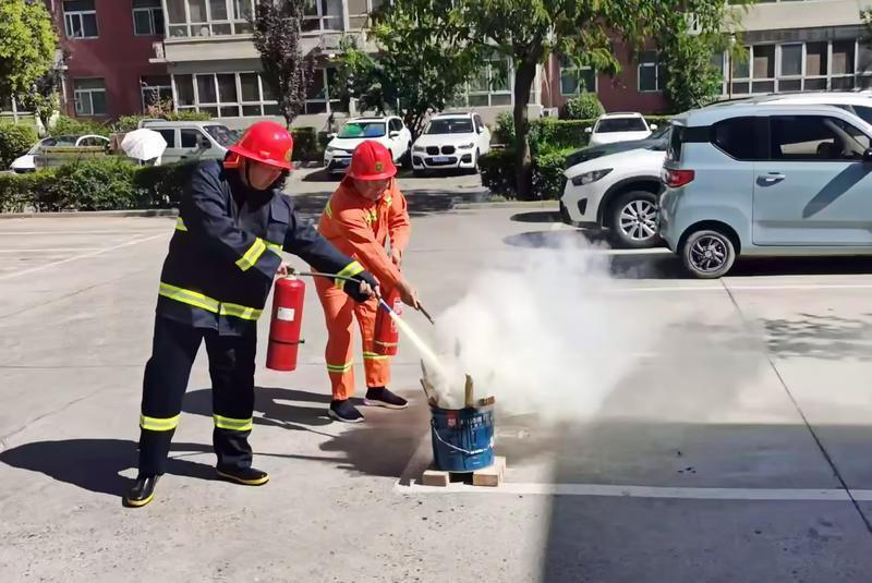 未央区法院家属院微型消防站组织志愿者进行消防演练。