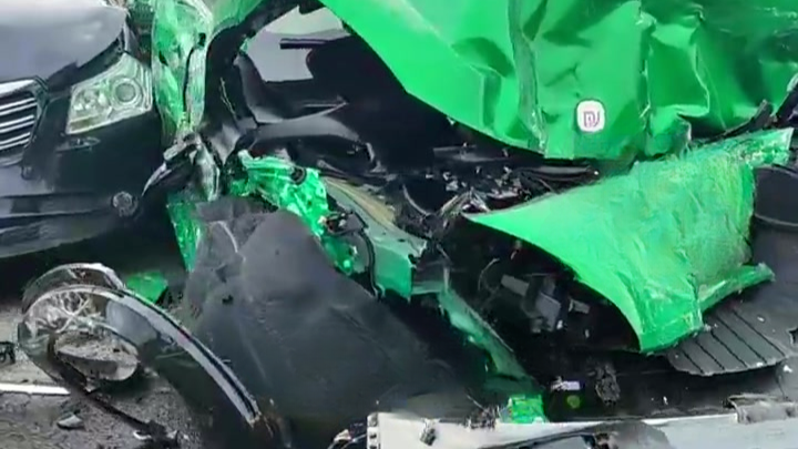 水泥罐车失控连撞多车，小车被迎头顶撞推行十多米，车主称提车才3天就报废