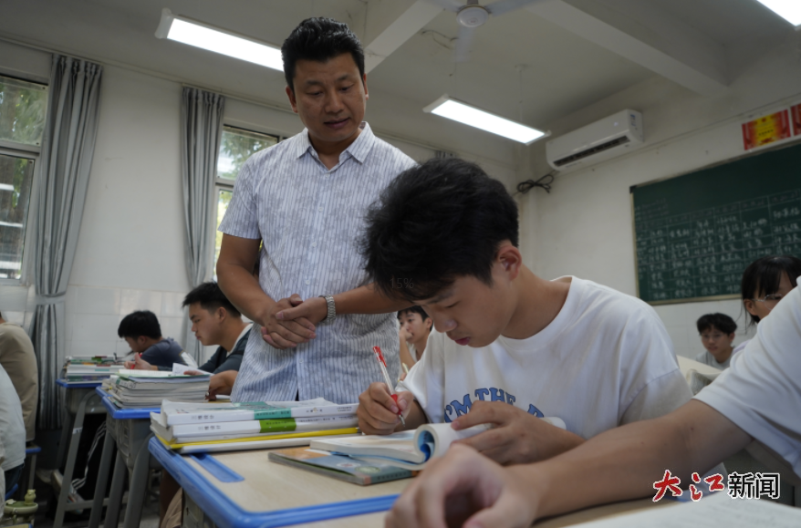 數(shù)學(xué)老師李玉林關(guān)注劉宏基的學(xué)習(xí)狀態(tài)