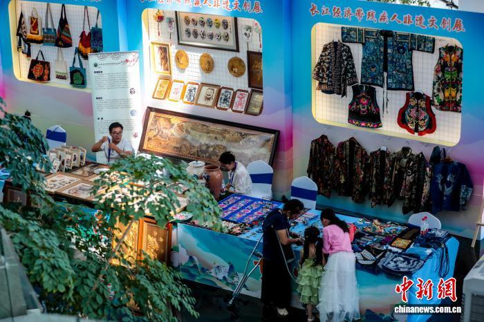 长江经济带残疾人非遗文创展在武汉展出。　张畅 摄