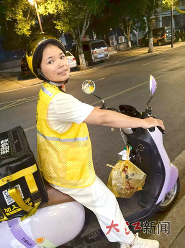 忙于送外卖的阙火连。