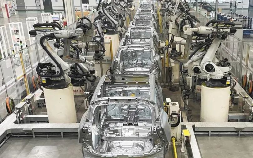 8月16日,在吉利汽车宝鸡制造基地,生产线开足马力加速运转。