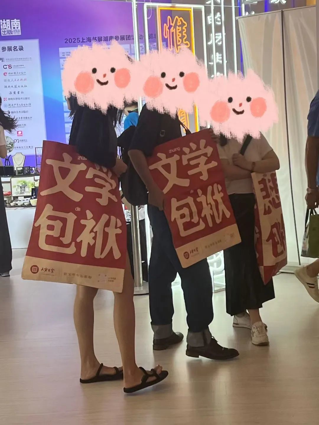 &nbsp; &nbsp;&nbsp;我们我们几乎每天都卖空，每天在紧张补货，所以很难分得清哪个销量最好，到8月17日我们所有文创的销售额大概到了20万。