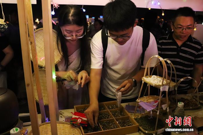 圖為正在制作中藥香囊的市民。 熊錦陽 攝