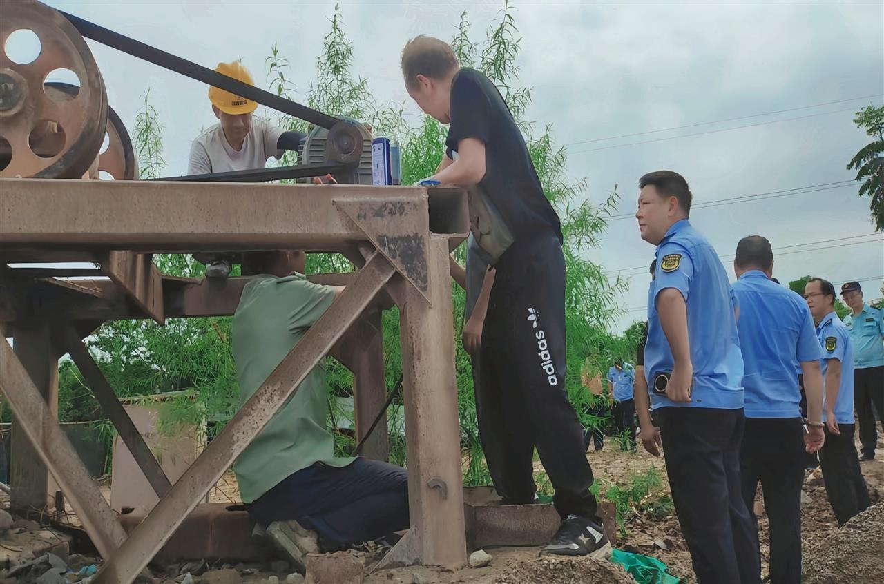 执法人员对沙场生产设备进行关停 (2).jpg