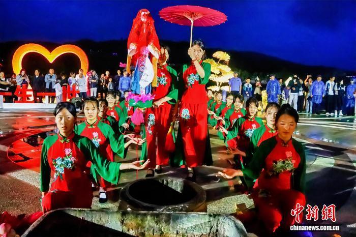 8月22日晚，第十三届陇南乞巧女儿节迎巧仪式在甘肃陇南市西和县晚霞湖景区举行。王乐　摄