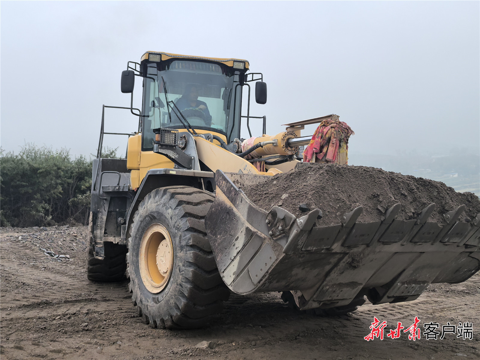 铲车正在抢修道路（本组图片均由新甘肃&middot;甘肃日报记者　顾丽娟　摄）