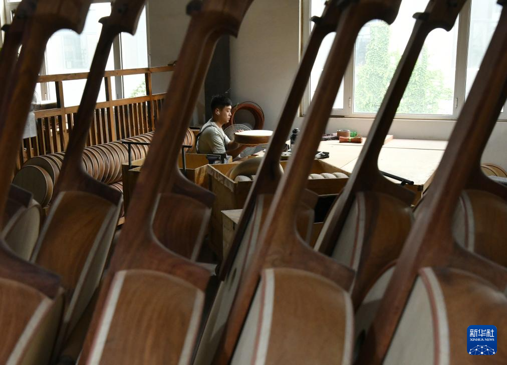 8月19日，工人在河北省肃宁县一家乐器生产企业车间内制作阮。