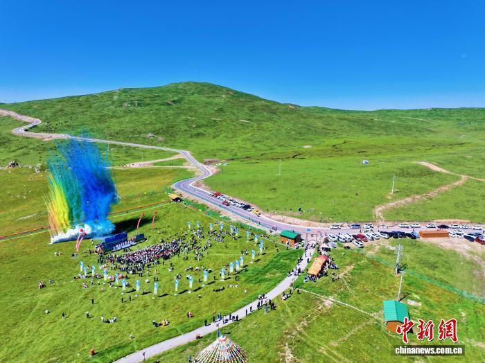 8月14日,甘肃陇南市宕昌县农文旅融合发展宣传暨招商引资推介系列活动开幕式在滩子草原举行。(无人机照片)刘辉 摄