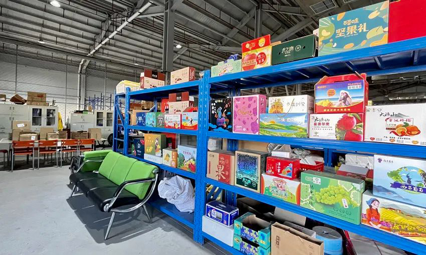 凉山州“产地仓”中心仓摆放的农产品样品 朱虹/摄