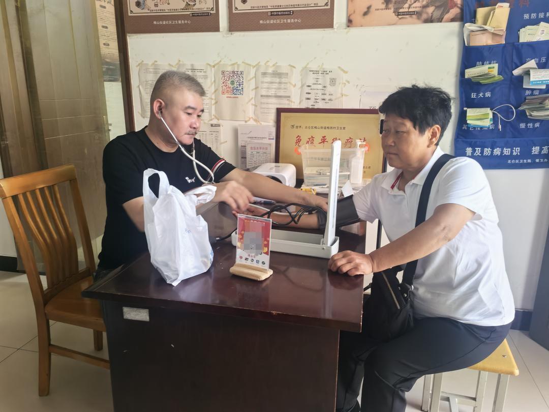 傅永军为陈兰玲量血压