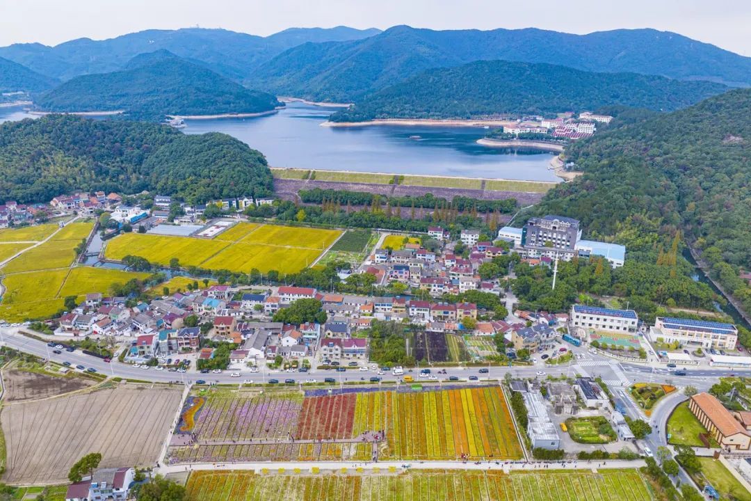 九龙湖山水风光与美丽乡村交相辉映 郑凯侠 摄