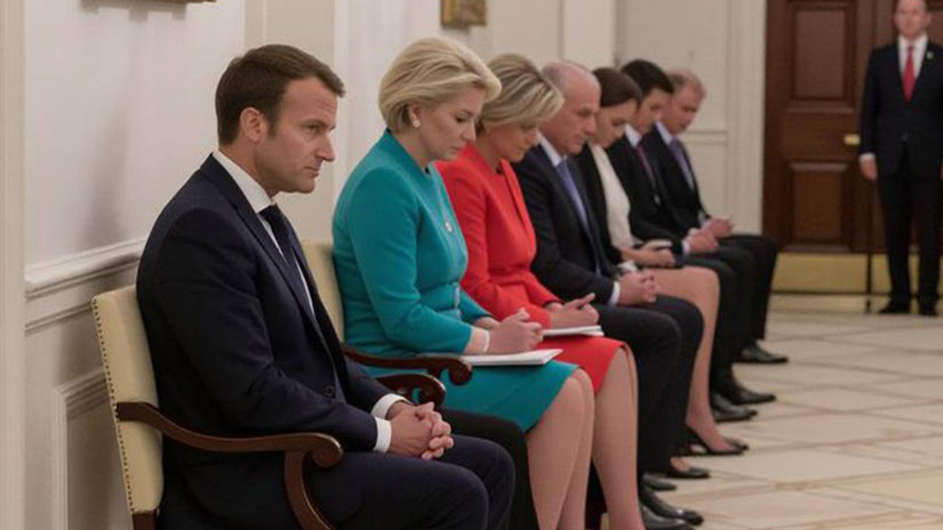 照片显示欧洲领导人坐在白宫走廊等着被特朗普接见？俄媒：AI伪造的