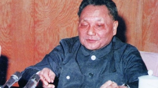 1978年邓小平如何从党内排名第三成为实际核心?