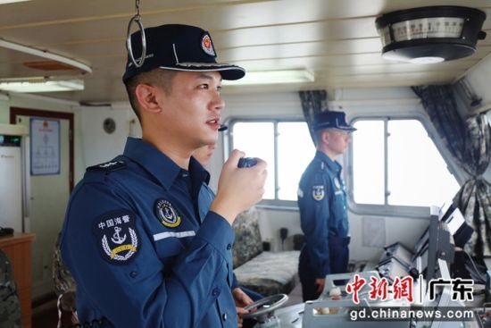 海警保驾护航。广东海警局 供图