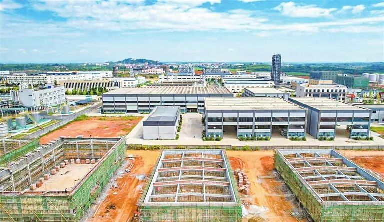 加紧建设中的永合有机硅项目。（九江日报全媒记者 洪显智 摄）