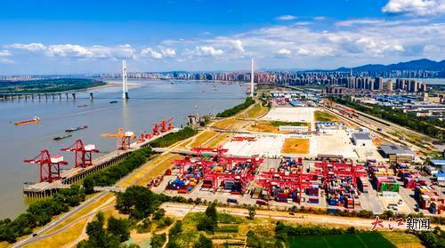 8月15日，九江兴港集装箱码头，货轮有序装卸集装箱。大江网视觉江西魏东升摄